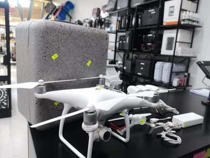 DJI PHANTOM 4 STANDARD WITH 3 BATTERIES | PRE OWNED | 2817